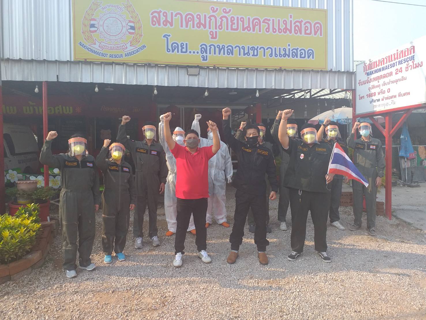 นำทีมอาสาสมัครกู้ภัยนครแม่สอด แห่รถออกโฆษณารณรงค์ให้ประชาชน ระวังป้องกันเชื้อไวรัสโควิด 19