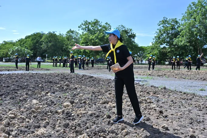นครปฐมรวมพลังจิตอาสา หว่านปอเทืองปรับภูมิทัศน์ศูนย์ราชการ เฉลิมพระเกียรติพระบรมราชินี 