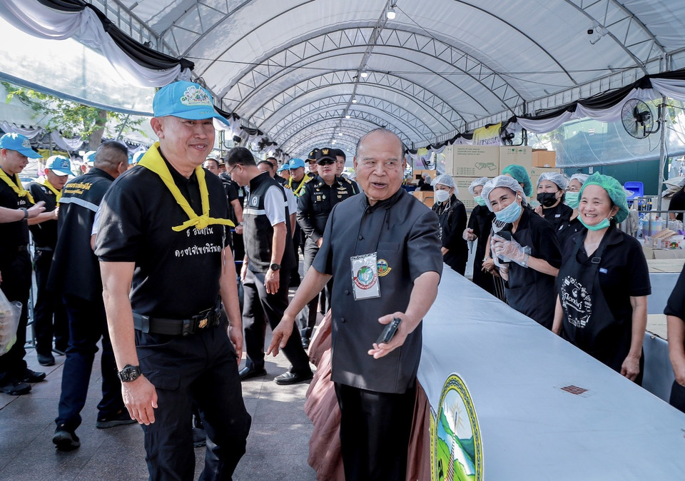 มทภ.1 ตรวจเยี่ยมการปฏิบัติงานกำลังพลจิตอาสา พร้อมขอบคุณและให้กำลังใจภาคเอกชนที่ร่วมสนับสนุนอาหารพระราชทาน