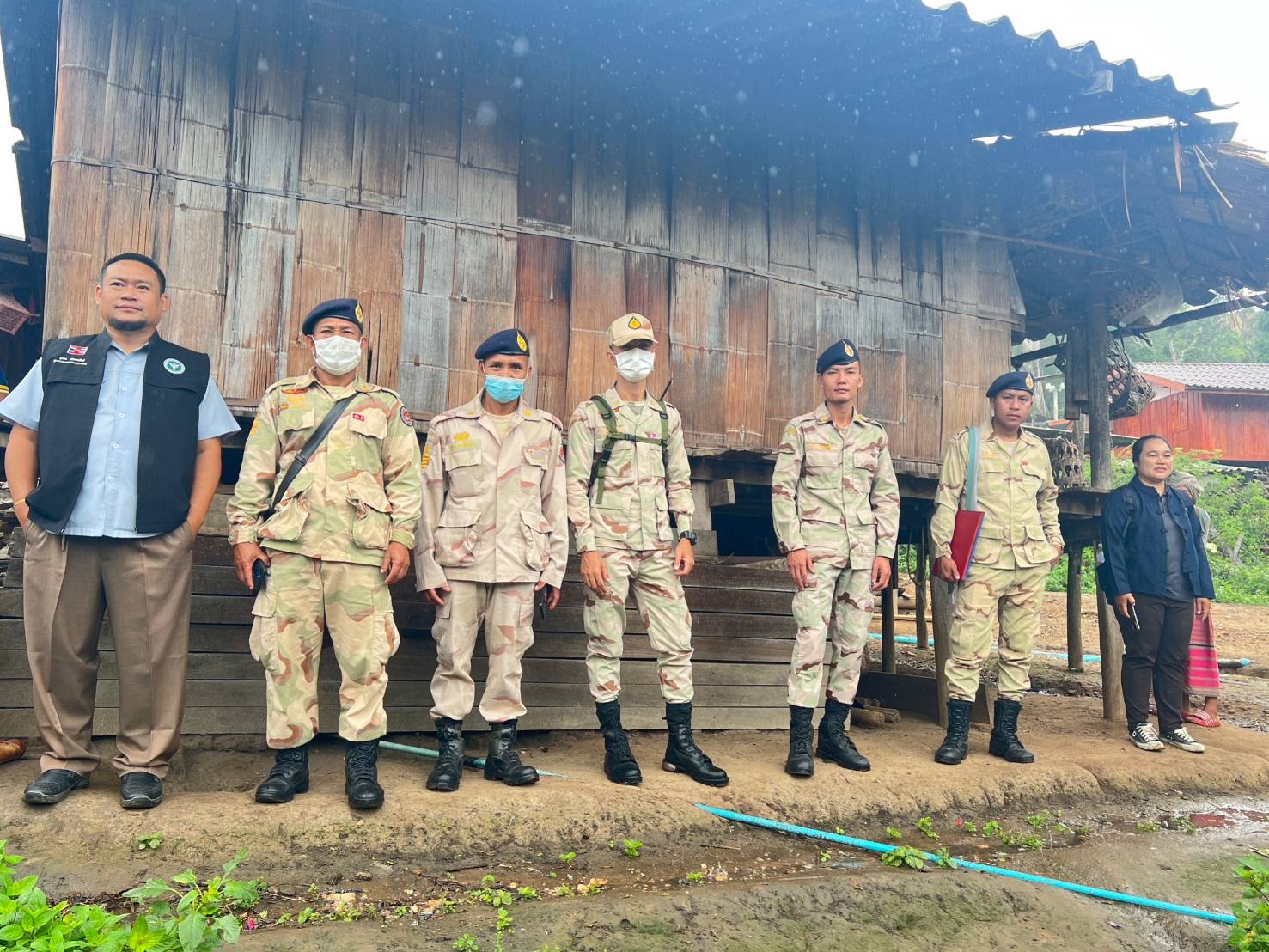 นายอำเภอสบเมย “บำบัดทุกข์ บำรุงสุข ประชาชน”  เดินทางไปเยี่ยมบ้านเด็กนักเรียนวัย 4 ขวบ ที่อาศัยอยู่กับตา-ยาย เพื่อช่วยเหลือ