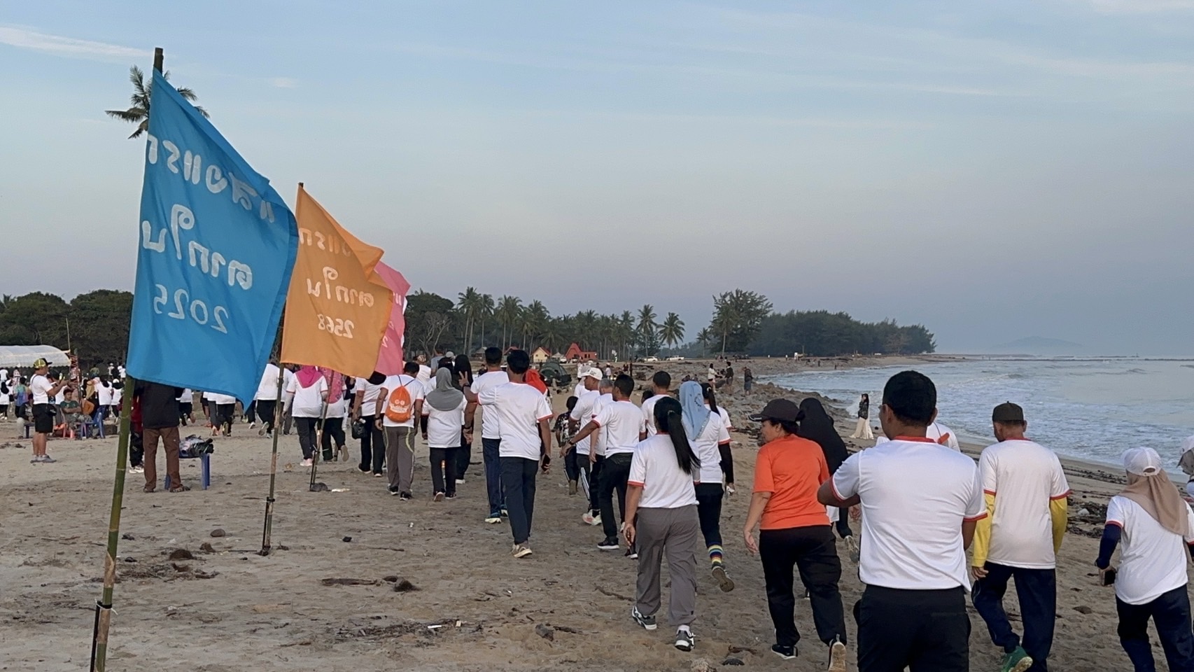 ชาวนราธิวาส ร่วมสัมผัสแสงแรกของประเทศไทย บนชายหาด เกาะยาว ตากใบ 