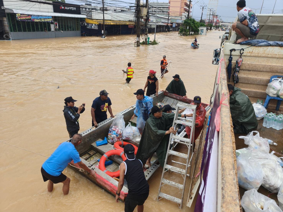 "พิพัฒน์-มัลลิกา" สั่งการขนส่งฯเข้าช่วยเหลือฟื้นฟูผู้ประสบภัย นำรถบรรทุกขนส่งสิ่งของบริจาคไม่เสียค่าใช้จ่าย