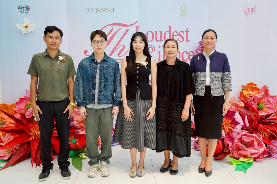 ไอคอนสยาม ชวนฟังเสียงที่ดังที่สุดในความเงียบ ผ่านนิทรรศการ “The Loudest Silence” นำเสนอ 31 ผลงานศิลปะจากศิลปินหูหนวก