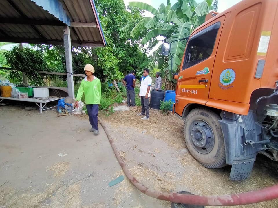 โครงการชลประทานอ่างทอง จัดส่งรถบรรทุกน้ำช่วยเหลือเกษตรกรสวนมะม่วงในพื้นที่อ.สามโก้ 
