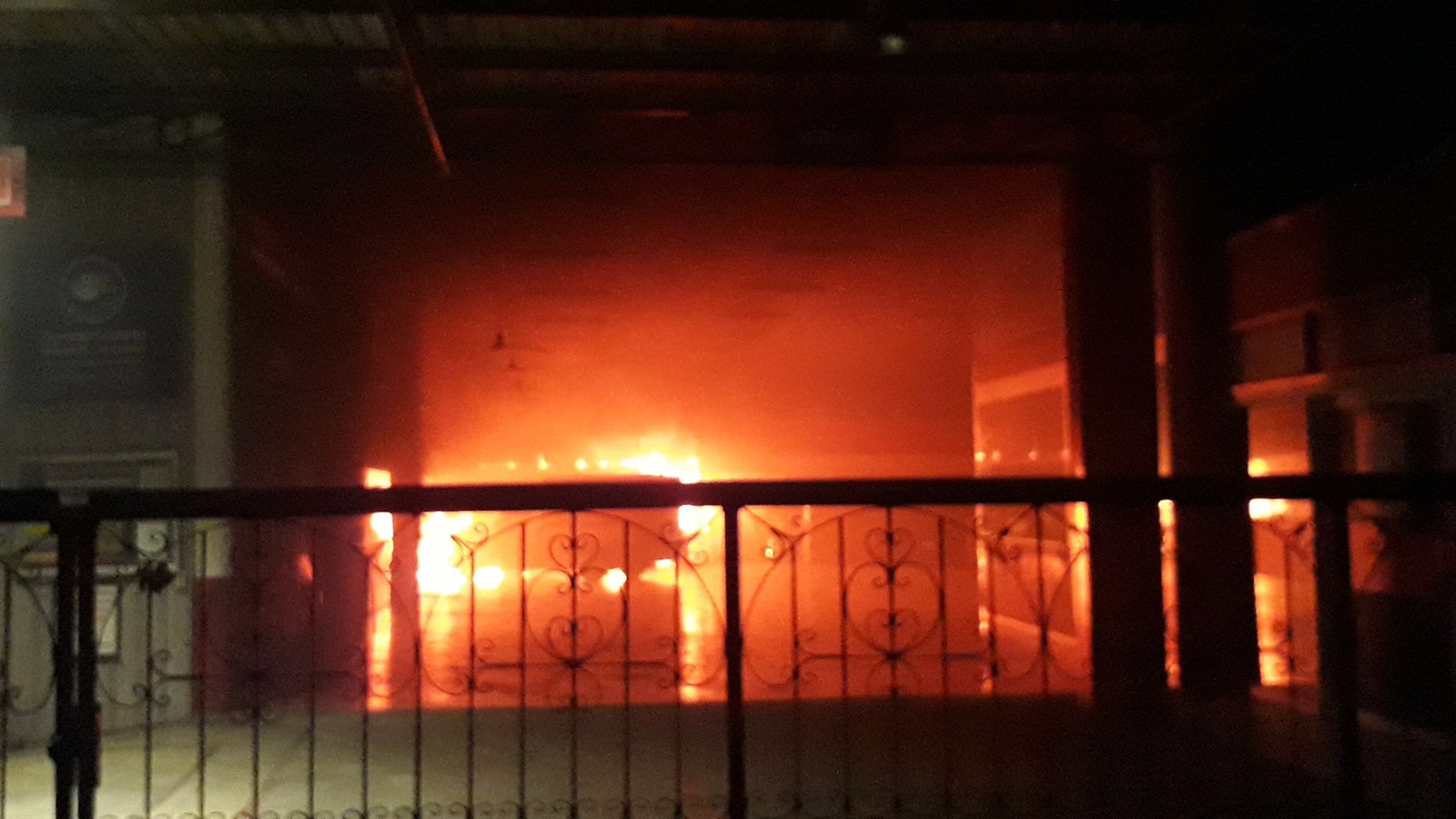 ระทึก! ไฟไหม้สำนักงานโกดังติดตั้งกระจกรถยนต์และฟิล์มกรองแสง