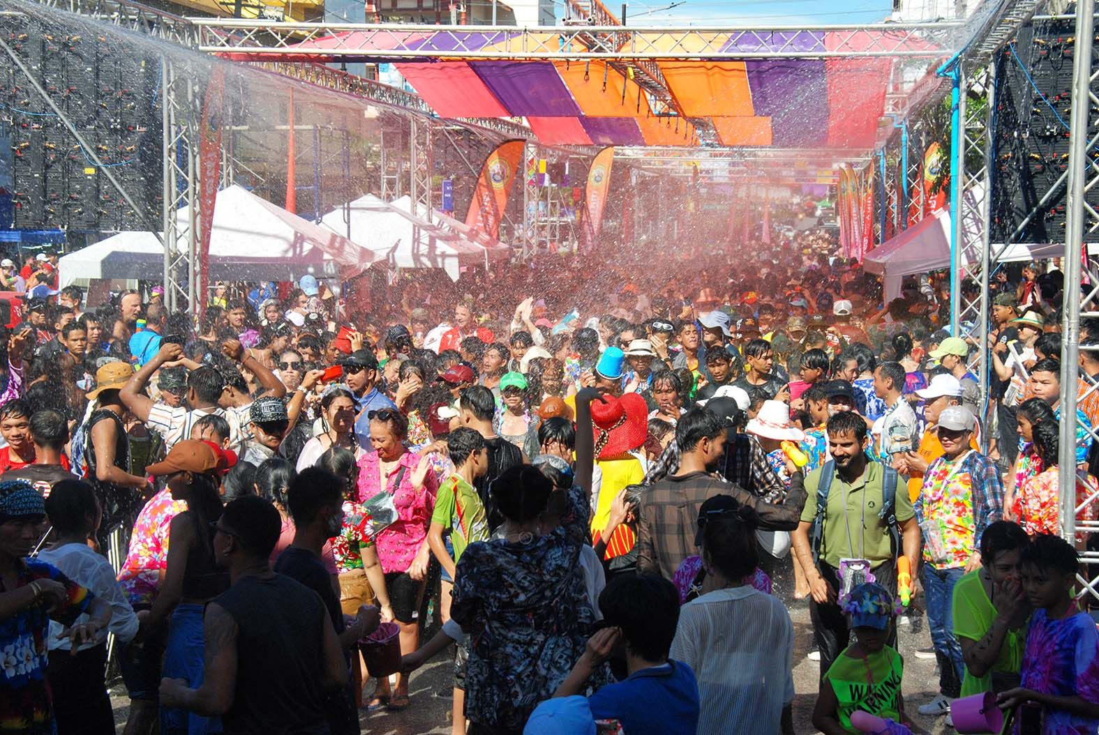 พ่อเมืองประจวบฯเล่นสาดน้ำสงกรานต์ในงาน 'Hua Hin Songkran Fest 2025'