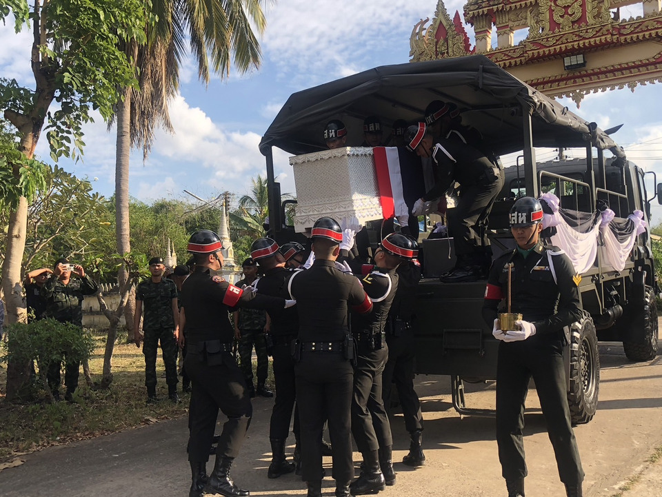 สุดอาลัย รับศพ “พลฯ ชาญชัย” ฮีโร่ผู้สละชีพปกป้องชาติ รับพระราชทานน้ำหลวง–ปูนบำเหน็จ 7 ชั้นยศ
