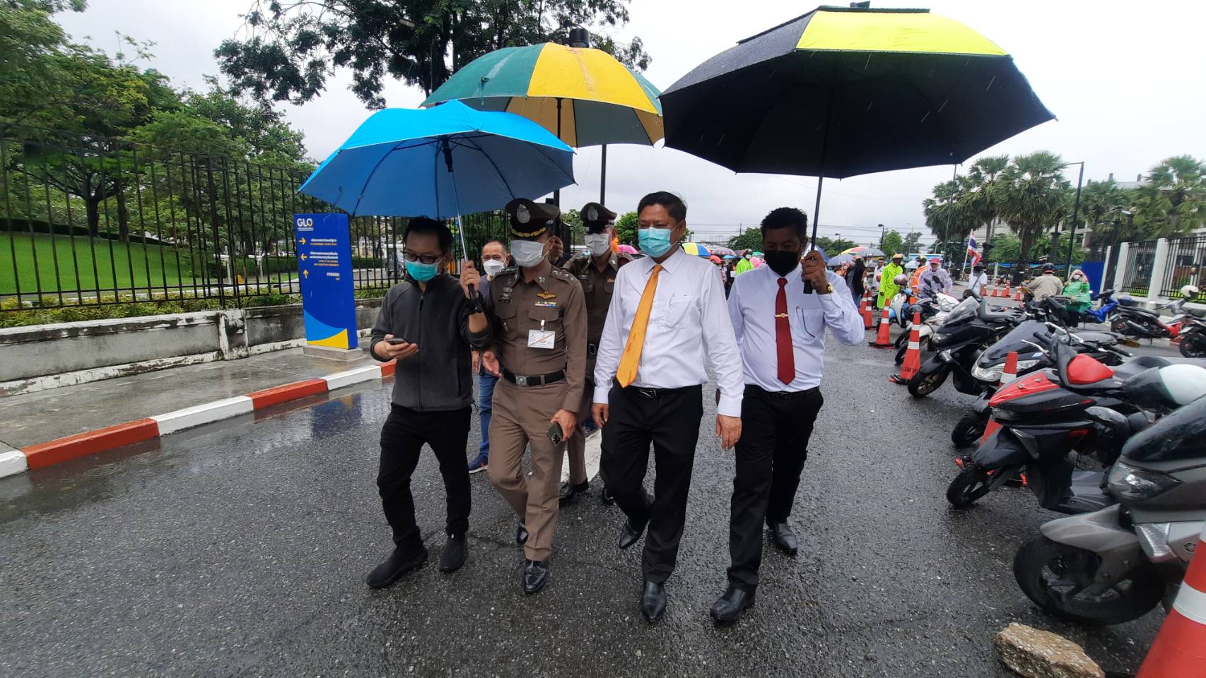  'รองผอ.กองสลาก' เจรจา'กลุ่มผู้ค้าสลาก'หาแนวทางแก้ไขร่วมกันหลังปักหลักรอคำตอบ
