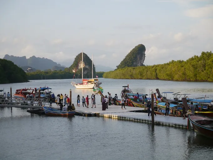 ชวนไปเที่ยวเมืองศิลป์ขนาบน้ำ กินของหรอยถิ่นกระบี่