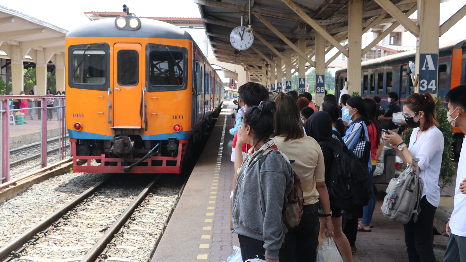  สถานีรถไฟโคราช คึกคักหยุดยาว 4 วัน ปชช.แห่ใช้บริการรถไฟท้องถิ่นเดินทางกลับบ้าน