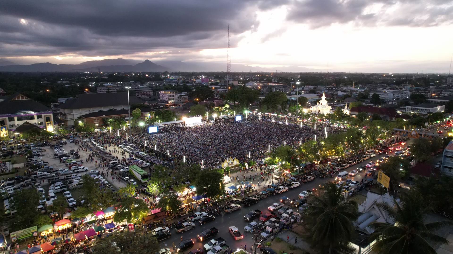 ลุงตู่เดินสาย 6 เวทีรวด ก่อนขึ้นปราศรัยใหญ่ปิดท้ายเวทีสนามหน้านครศรีธรรมราช คนแน่นพื้นที่ 14 ไร่