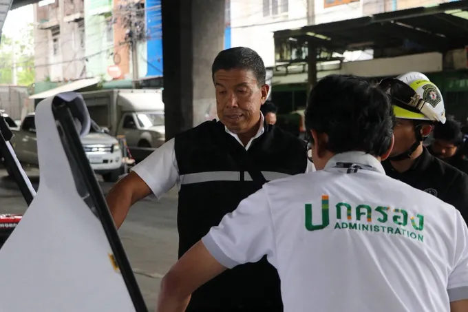 "ชัชชาติ" ลงพื้นที่อัปเดตเหตุน้ำมันรั่วซึมถนนเชื้อเพลิง เร่งขุดหน้าดินลึก 2 ม.หาต้นเหตุ สูบน้ำปนน้ำมันออกแล้วกว่า 20,000 ลิตร เฝ้าระวังแก๊ส-ไอระเหยตลอด 24 ชั่วโมง