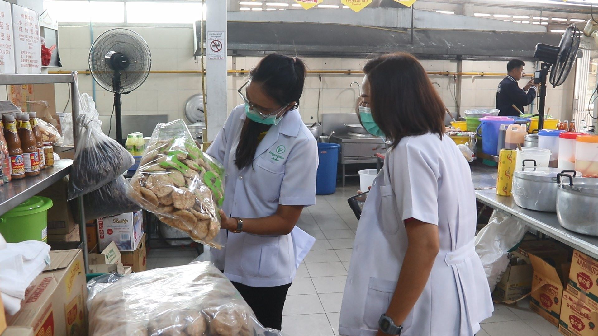 สสจ.ชลบุรีจับมือ 3 หน่วยสุ่มตรวจอาหารเจหาสารปนเปื้อนเพื่อความปลอดภัยของประชาชนในช่วงเทศกาล 