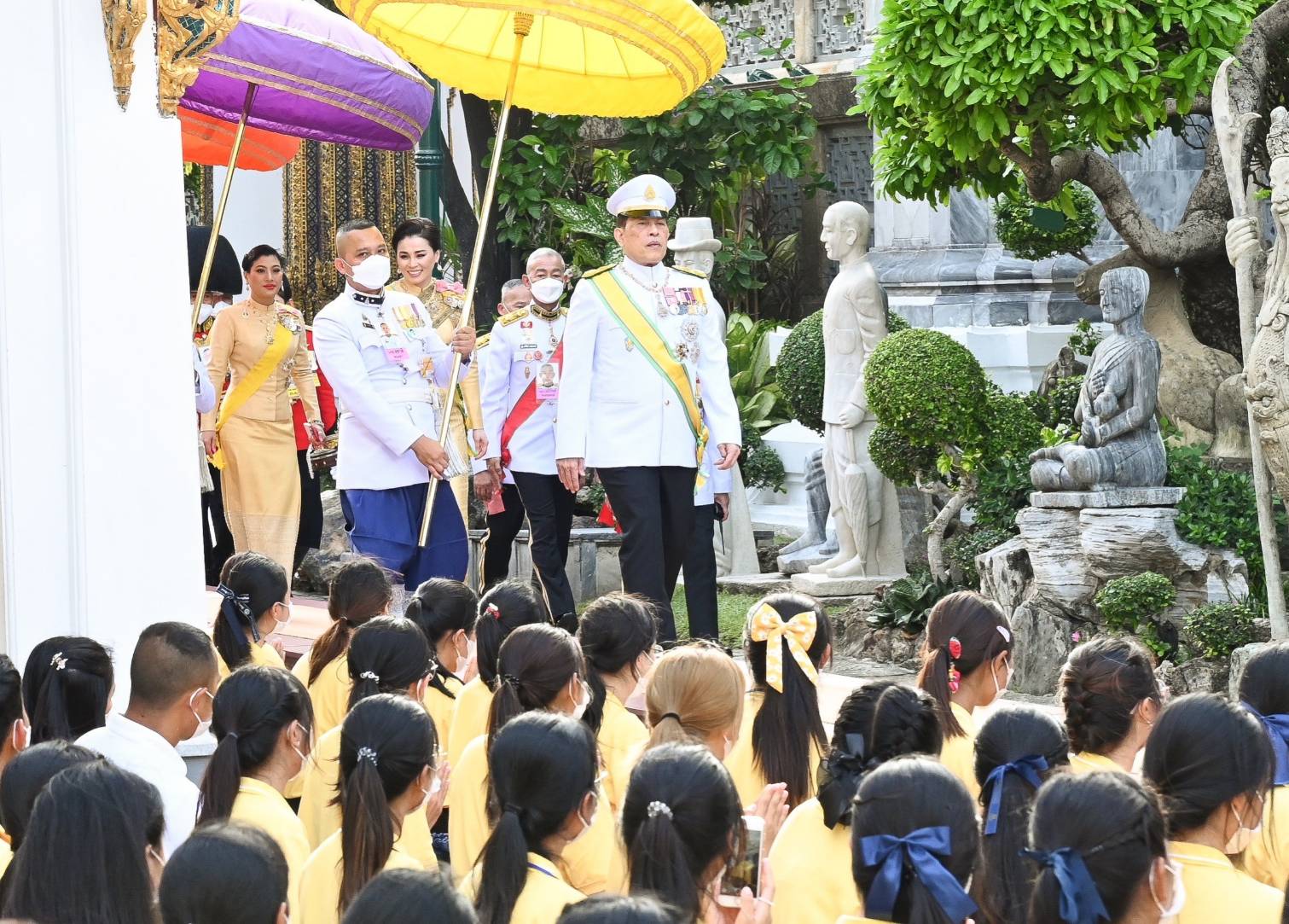 "ในหลวง-พระราชินี" เสด็จในการพระราชพิธีเฉลิมพระชนมพรรษา ณ วัดพระศรีรัตนศาสดาราม