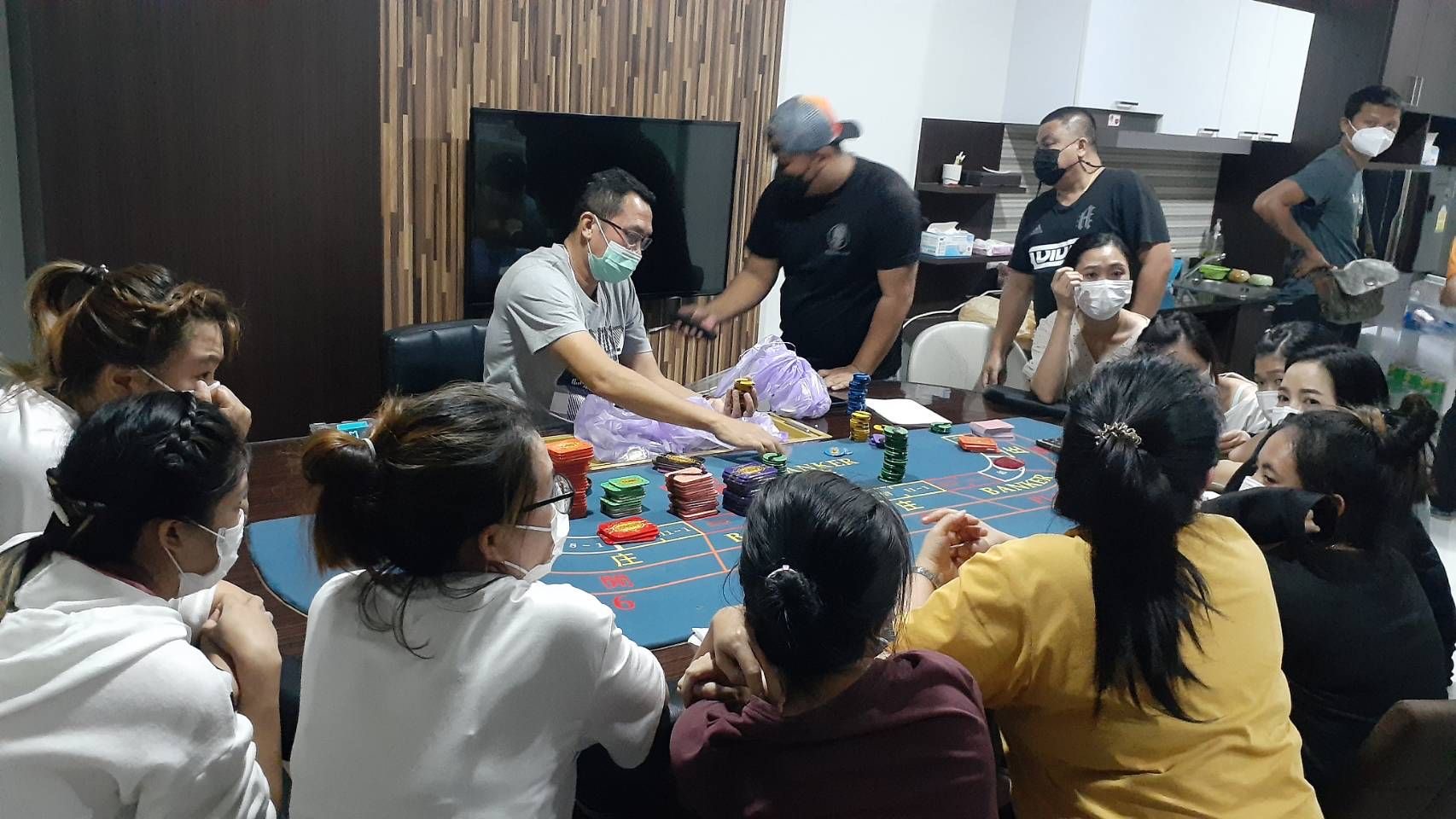 สืบจังหวัดชลบุรี บุกจับคนจีนเปิดโรงแรมจ้างสาวไทย เปิดพนันออนไลน์ ยึดชิบแลกเงินสดมูลค่ากว่า 8 ล้าน