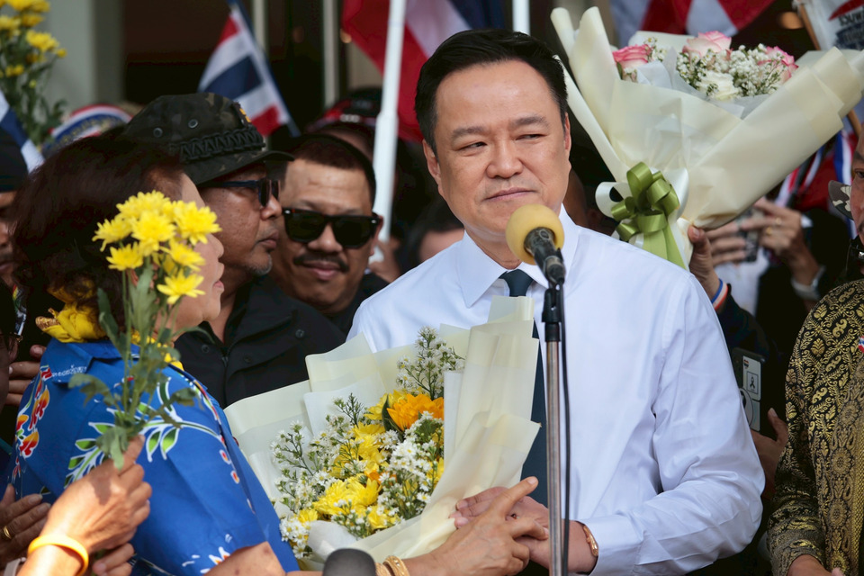 "อนุทิน" เปิดพรรค รับดอกไม้-หนังสือกลุ่มศปปส. ให้กำลังใจ ปกป้องอธิบไตย ลั่น ไทยไม่มีแพ้ ขอมั่นใจพร้อมสู้เคียงบ่าเคียงไหล่ ทหาร 