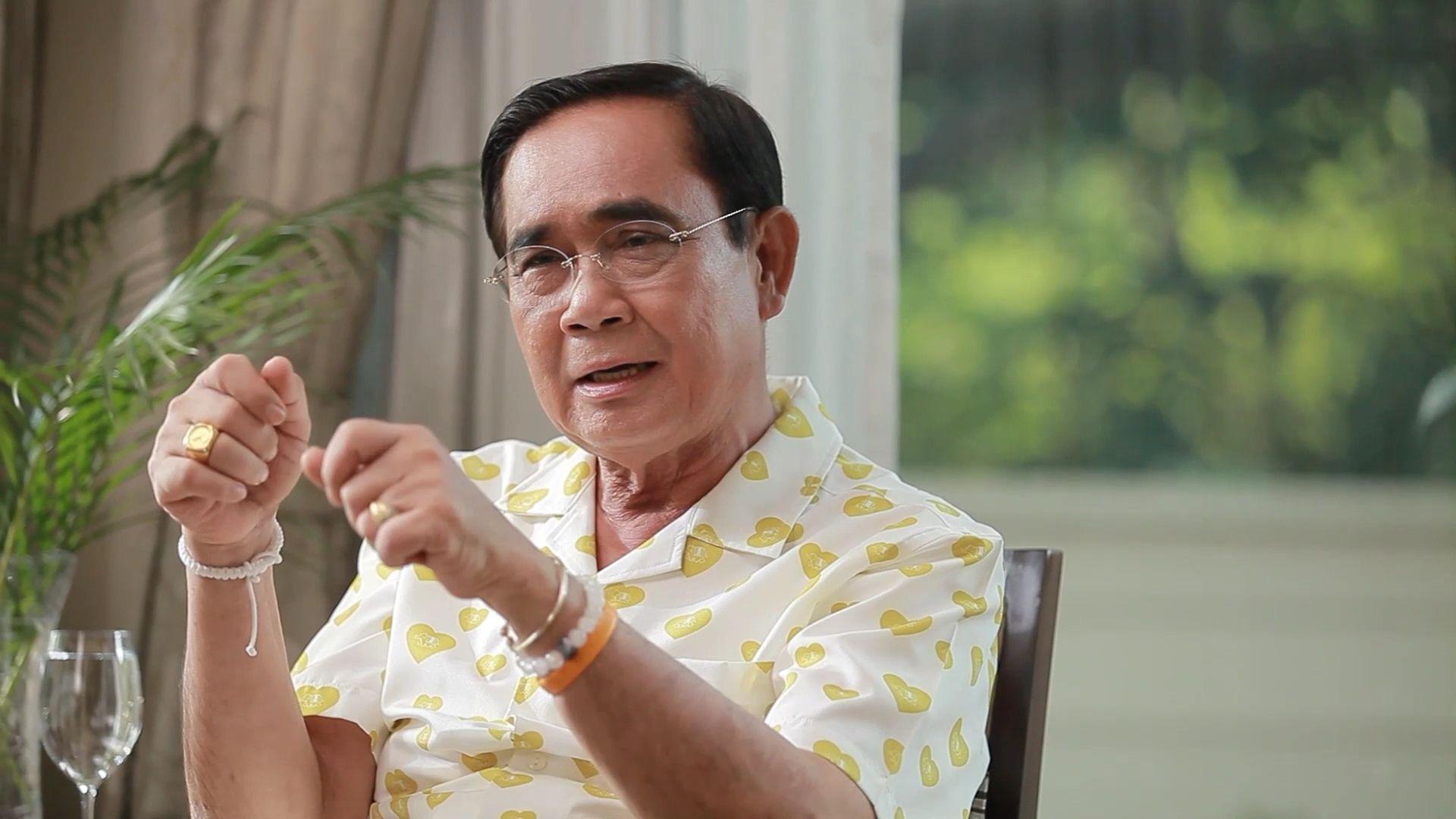 “บิ๊กตู่” เผย เหตุปฏิวัติ บอกทนไม่ได้เห็นปชช.บาดเจ็บล้มตาย ยันไม่ขัดแย้ง “ยิ่งลักษณ์” เชื่อทำบ้านเมืองสงบถึงวันนี้