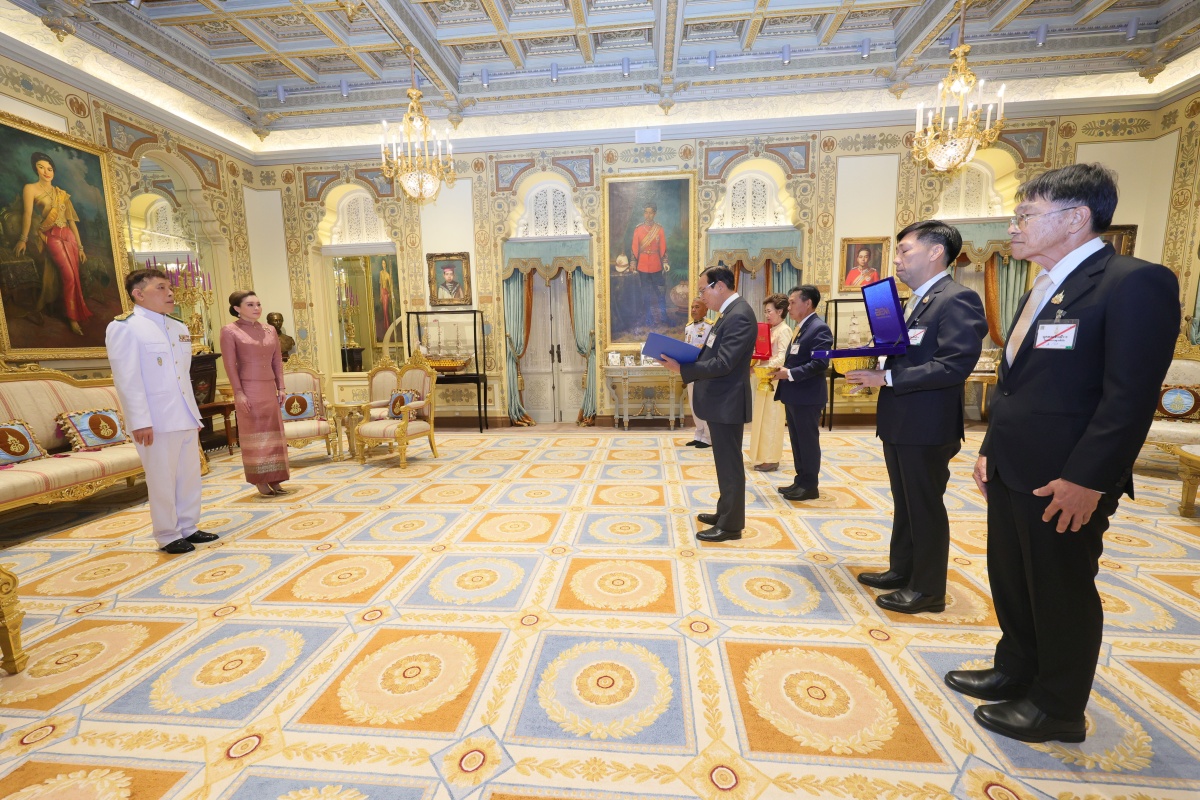 ในหลวง พระราชทานพระบรมราชวโรกาสให้ ประธานกรรมการบริหาร บริษัท ช.การช่าง เฝ้าทูลละอองธุลีพระบาท ทูลเกล้าฯถวายเงิน โดยเสด็จพระราชกุศลตามพระราชอัธยาศัย