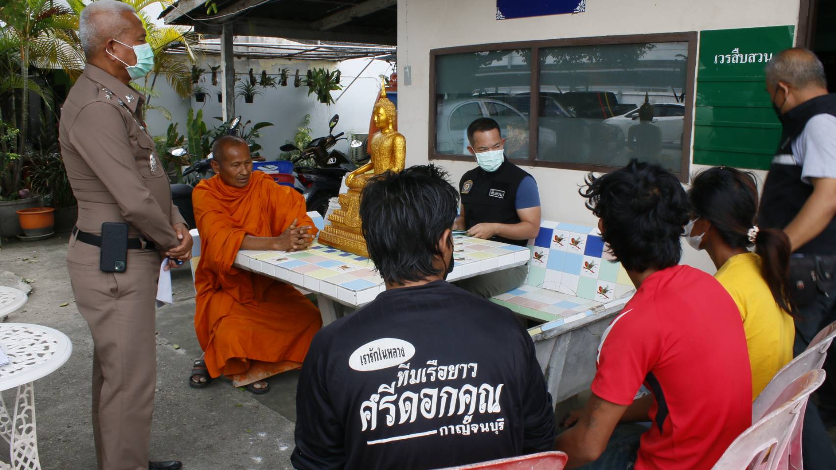 ตร.ท่าม่วงจับ 5 มารศาสนายัดคุกหลังตระเวนอุ้มพระพุทธรูป-ระฆังทองเหลืองหลอมขาย 