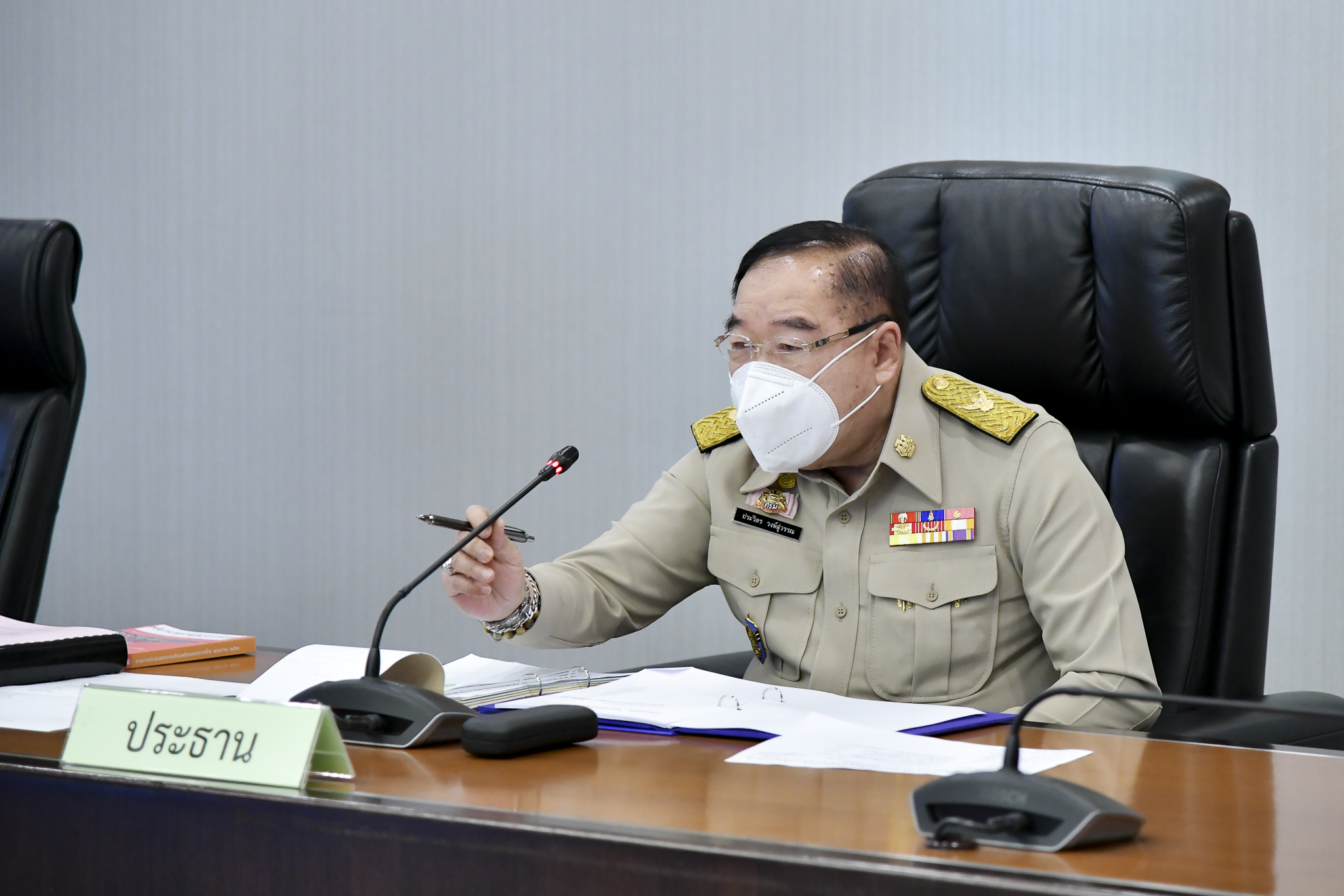 "บิ๊กป้อม" ยันยังไม่มีปรับครม. ปัดเชื่อมโยงเปลี่ยน "เลขาฯพรรค" โบ้ยให้ถาม "ธรรมนัส"พปชร.กวาดส.ส.200ที่นั่ง