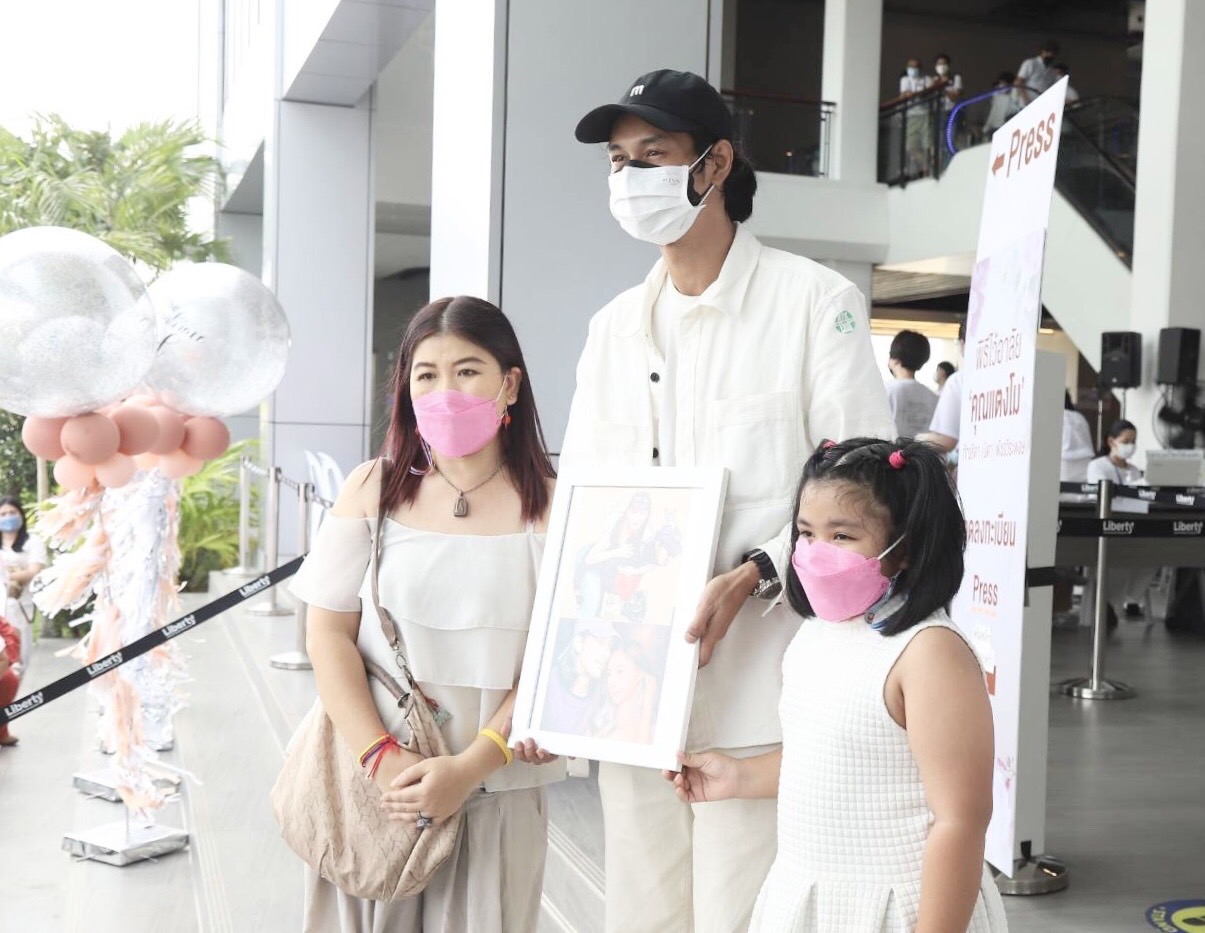 บรรยากาศพิธีไว้อาลัยแตงโม วันสุดท้าย แฟนคลับแห่ร่วมพิธีคับคั่ง 