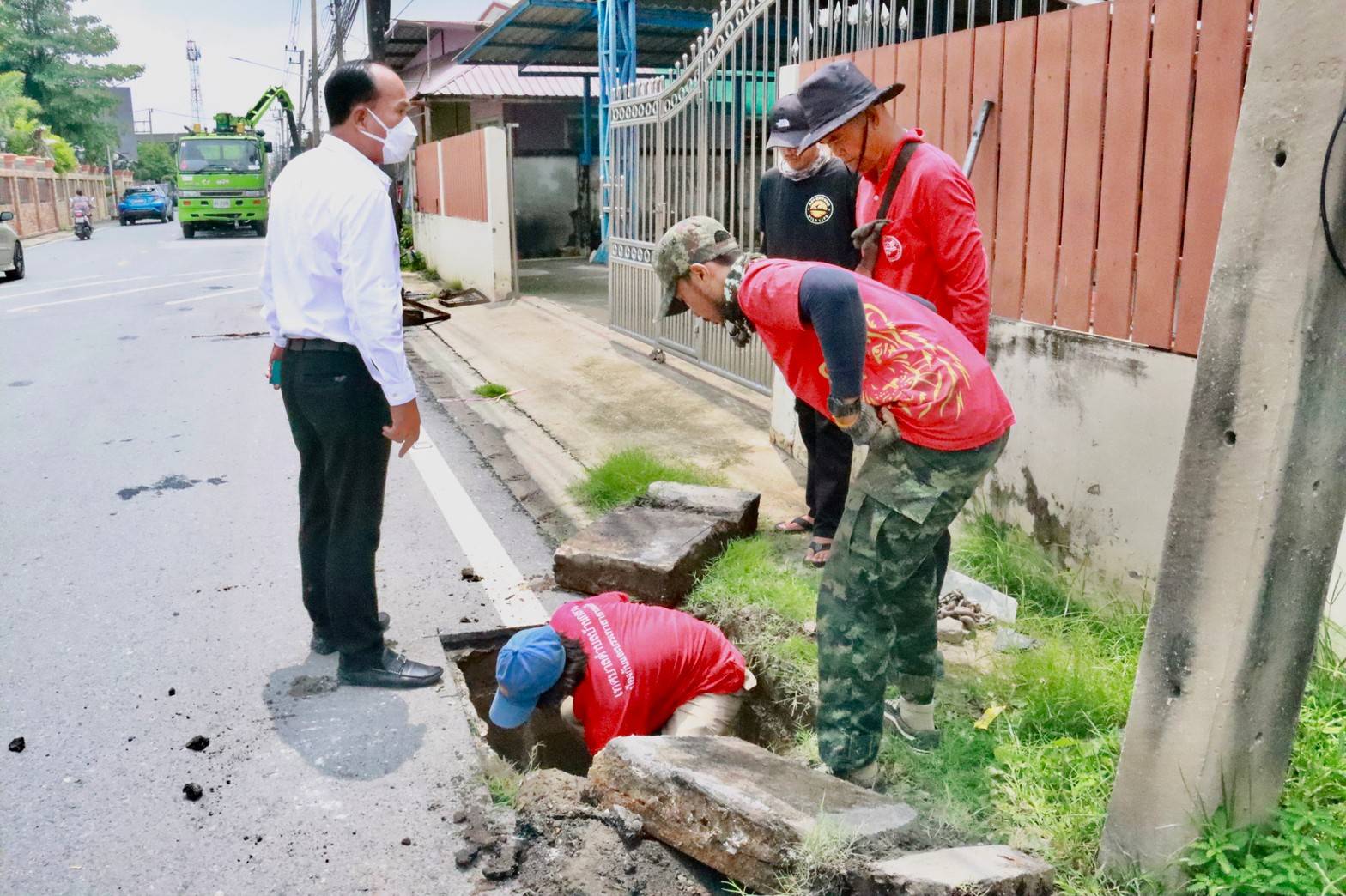 ทต.บ้านกลางลุยลอกท่อในเขตระบายน้ำไม่ให้ท่วมพื้นที่