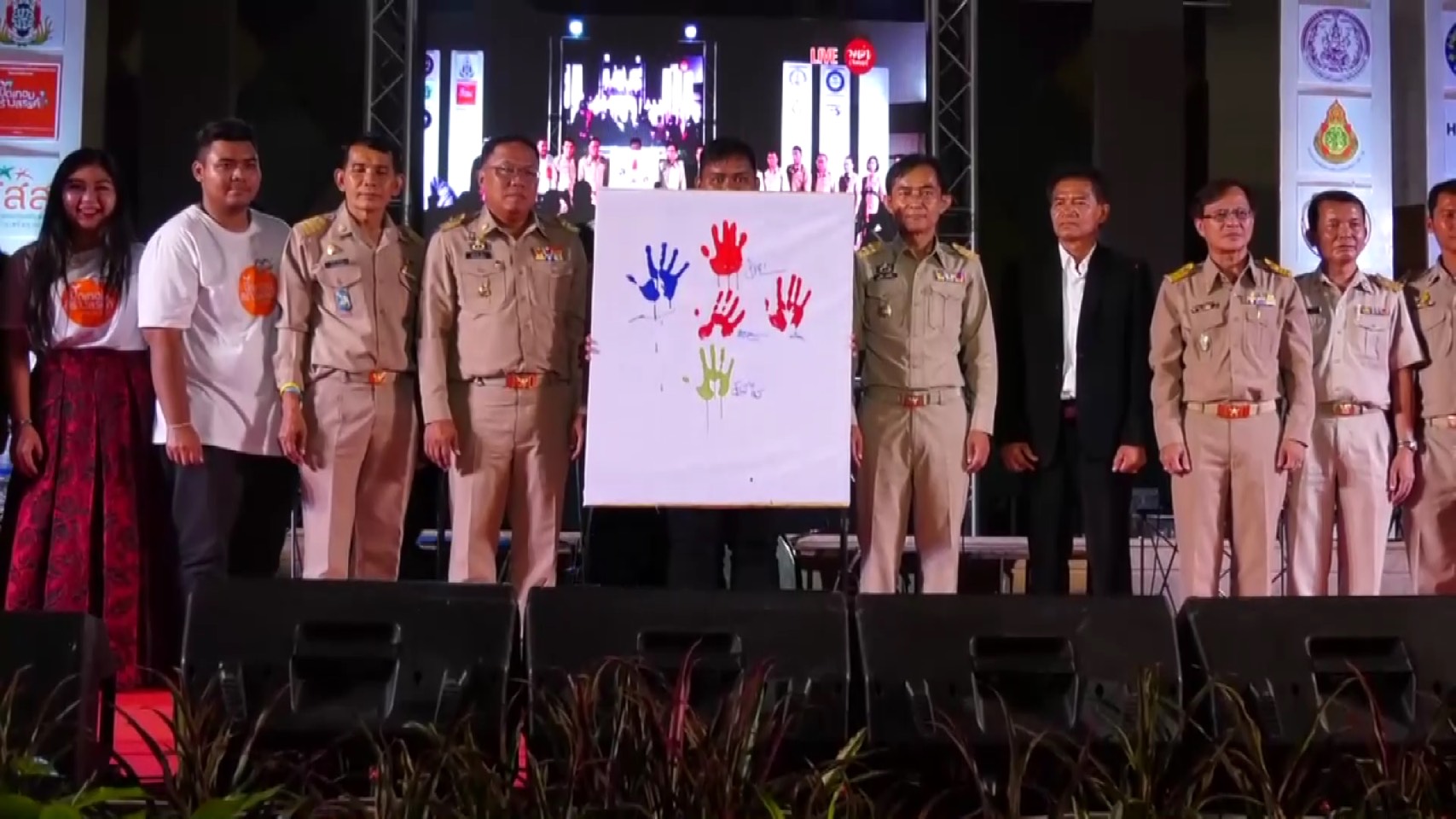 รองพ่อเมือง มอบโล่รางวัลประกาศเกียรติคุณมหกรรมรวมพลังพัฒนาเด็กและเยาวชนศรีสะเกษ เมืองศรี อยู่ดีมีแฮง