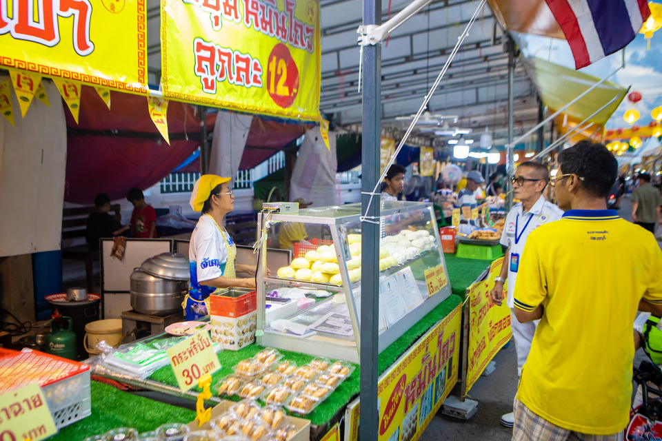 คึกคัก! ชาวพัทยาแห่ซื้ออาหารเจแน่น หน้า“มูลนิธิสว่างบริบูรณ์ฯ” ก่อนเปิดเทศกาลกินเจพรุ่งนี้