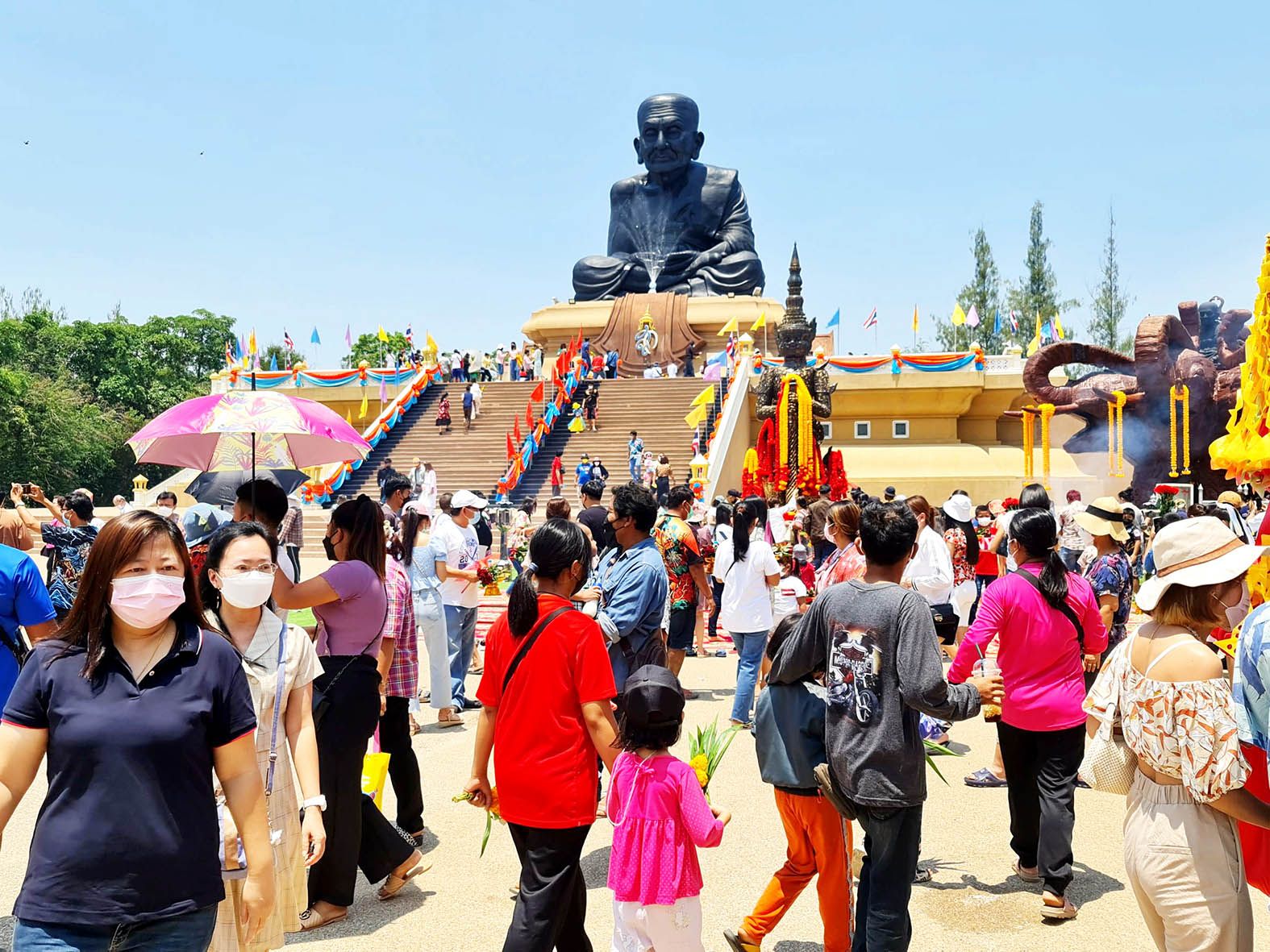  นทท.แห่ขอพร “หลวงพ่อทวดองค์ใหญ่” วันสงกรานต์แน่นวัด