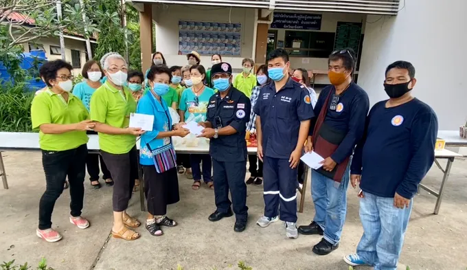 ชมรมผู้สูงอายุบางคล้า ปันสุขให้พนักงานเทศบาลตำบลบางคล้า