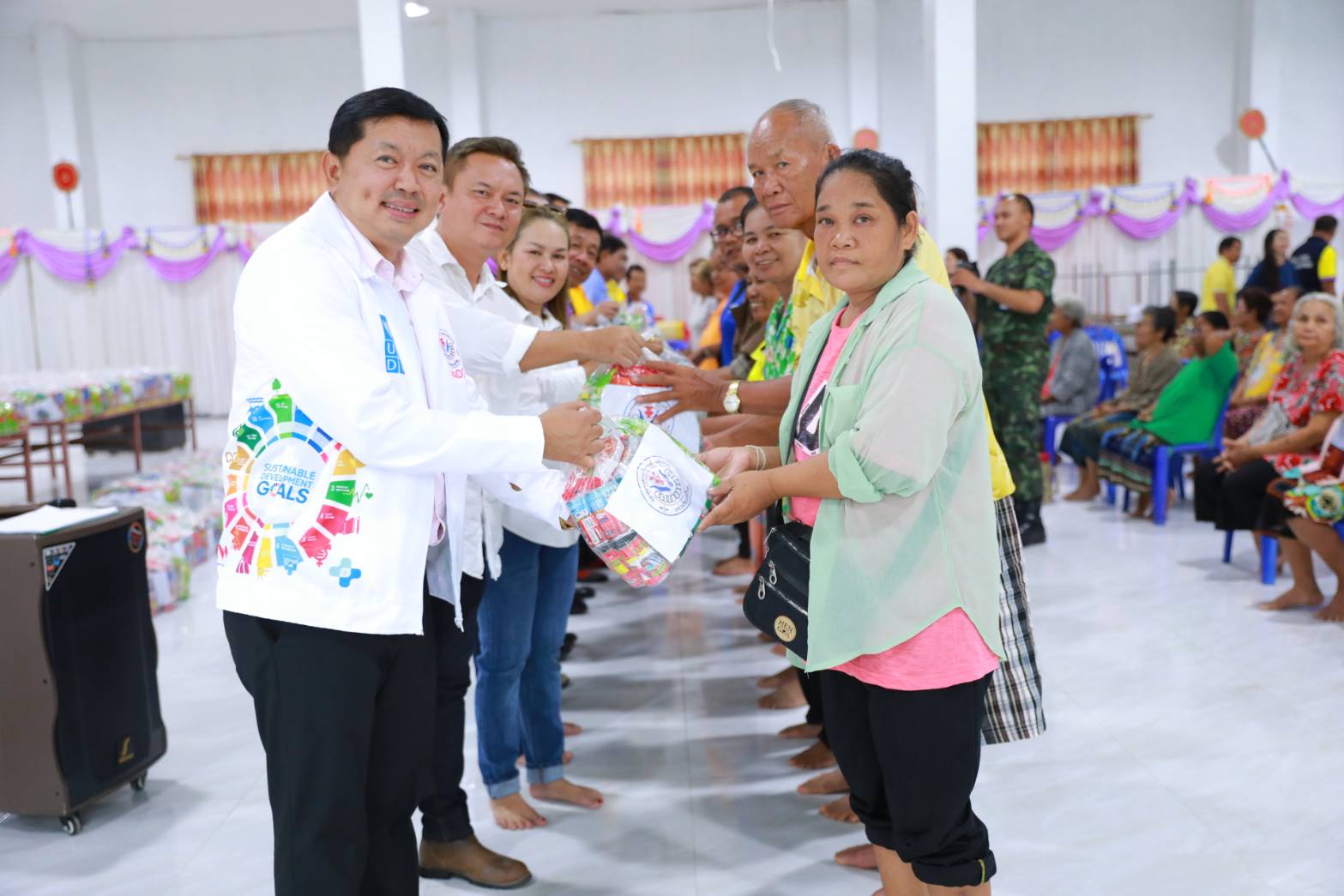 อบจ.หนองบัวลำภูร่วมกับสมาคมองค์การบริหารส่วนจังหวัดแห่งประเทศไทยมอบถุงยังชีพให้ผู้ประสบวาตภัย