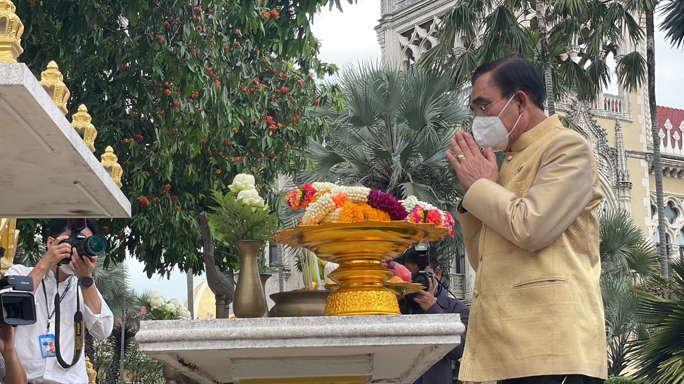 "นายกฯ" ถือฤกษ์ทำงานวันแรกปี 66 ทำบุญปีใหม่ ไหว้สิ่งศักดิ์สิทธิ์ประจำทำเนียบฯ อธิฐานขอบ้านเมืองสงบสุข