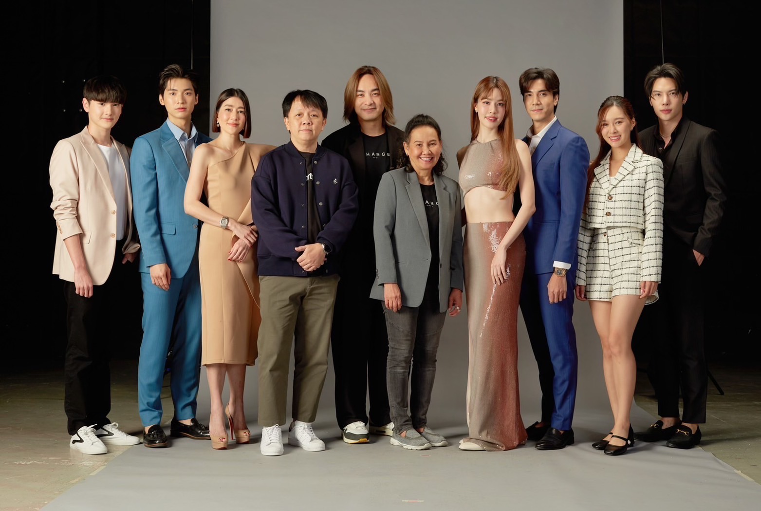 เปิดภาพฟิตติ้ง “หลังคาใบบัว” เกรซ & ไม้ เคมีลงตัว พร้อมทัพนักแสดงแบบครบทีม เตรียมเสิร์ฟดราม่าแบบจัดเต็ม