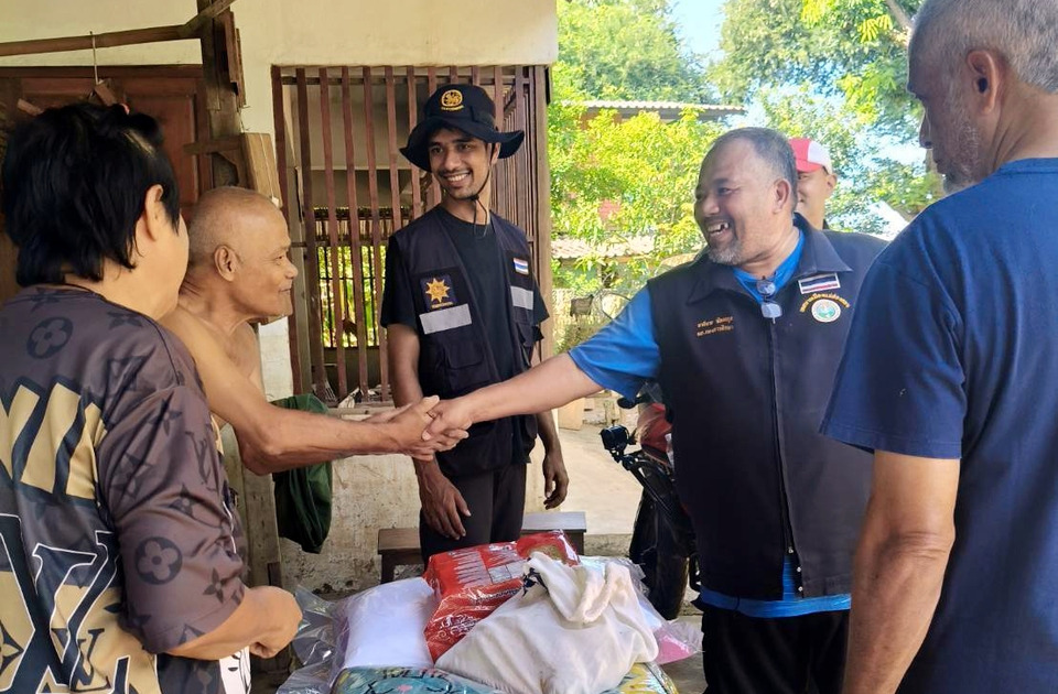 สะพานบุญครูหนึ่ง จับมือคณะกรรมการอิสลามเชียงใหม่–แม่ฮ่องสอน มอบสิ่งของช่วยผู้ประสบภัยน้ำป่าแม่สะเรียง