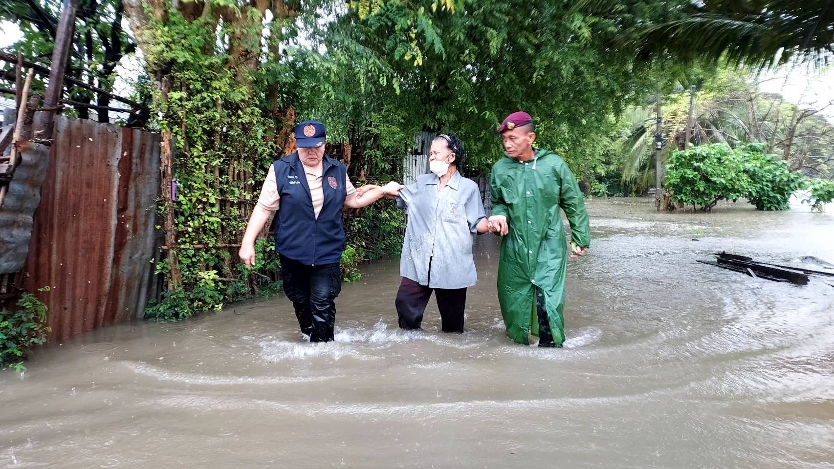 พลร่มป่าหวาย-ทต.บ้านท่าหลวง ช่วยขนย้ายสิ่ง-ปชช. ได้รับผลกระทบพายุ ‘โนรู’