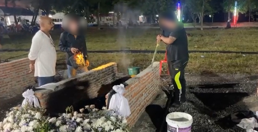 ชาวบ้านตกใจ สะกิดกันว่ามาทำไม! "หมอปลา" โผล่จุดเผาศพเหยื่อกราดยิงกลางดึก 