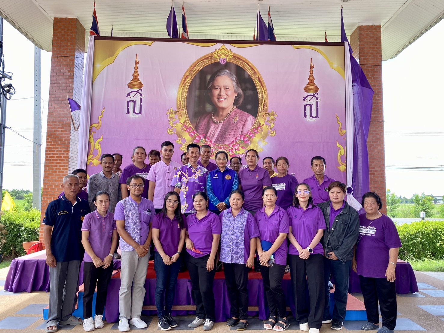 นอภ.ลาดบัวหลวง ร่วมกับ อบต.พระยาบันลือ ปลูกต้นไม้เพื่อเพิ่มพื้นที่สีเขียว เนื่องในวันต้นไม้ของชาติ