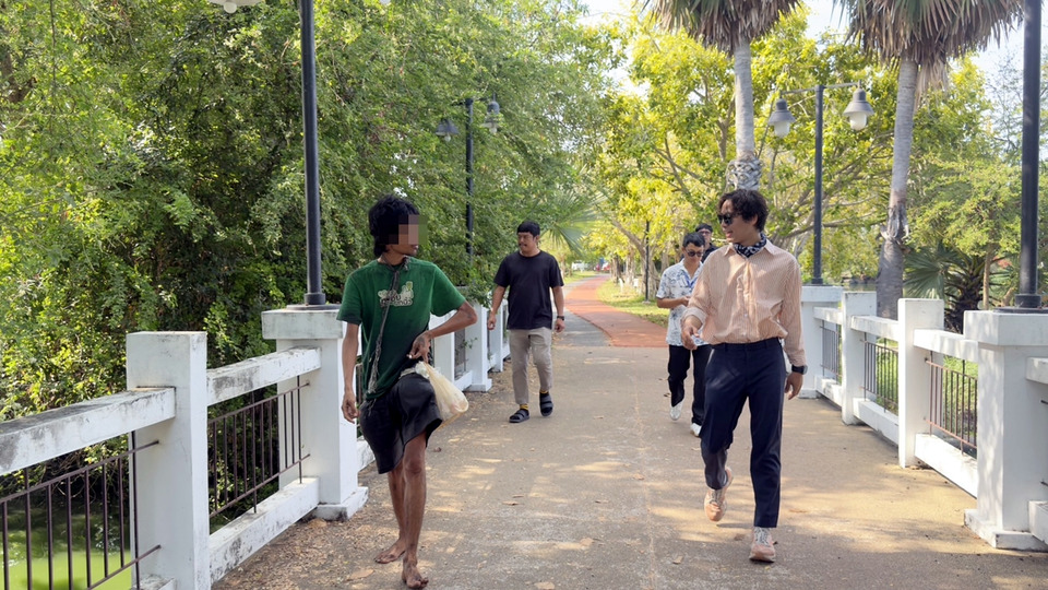 “ธนาธาร” สส.สัตหีบ เดินกว่า 2 กม. เกลี้ยกล่อมผู้ป่วยจิตเวช สำเร็จไร้เหตุรุนแรง