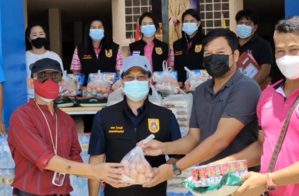 ทต.เขาชีจรรย์ ร่วม การเคหะนำข้าวกล่อง น้ำดื่ม อาหารแห้ง มอบแก่ ตัวแทนนิติบุคคล บ้านเอื้ออาทร นำแจกจ่ายผู้ถูกกักตัวโควิด