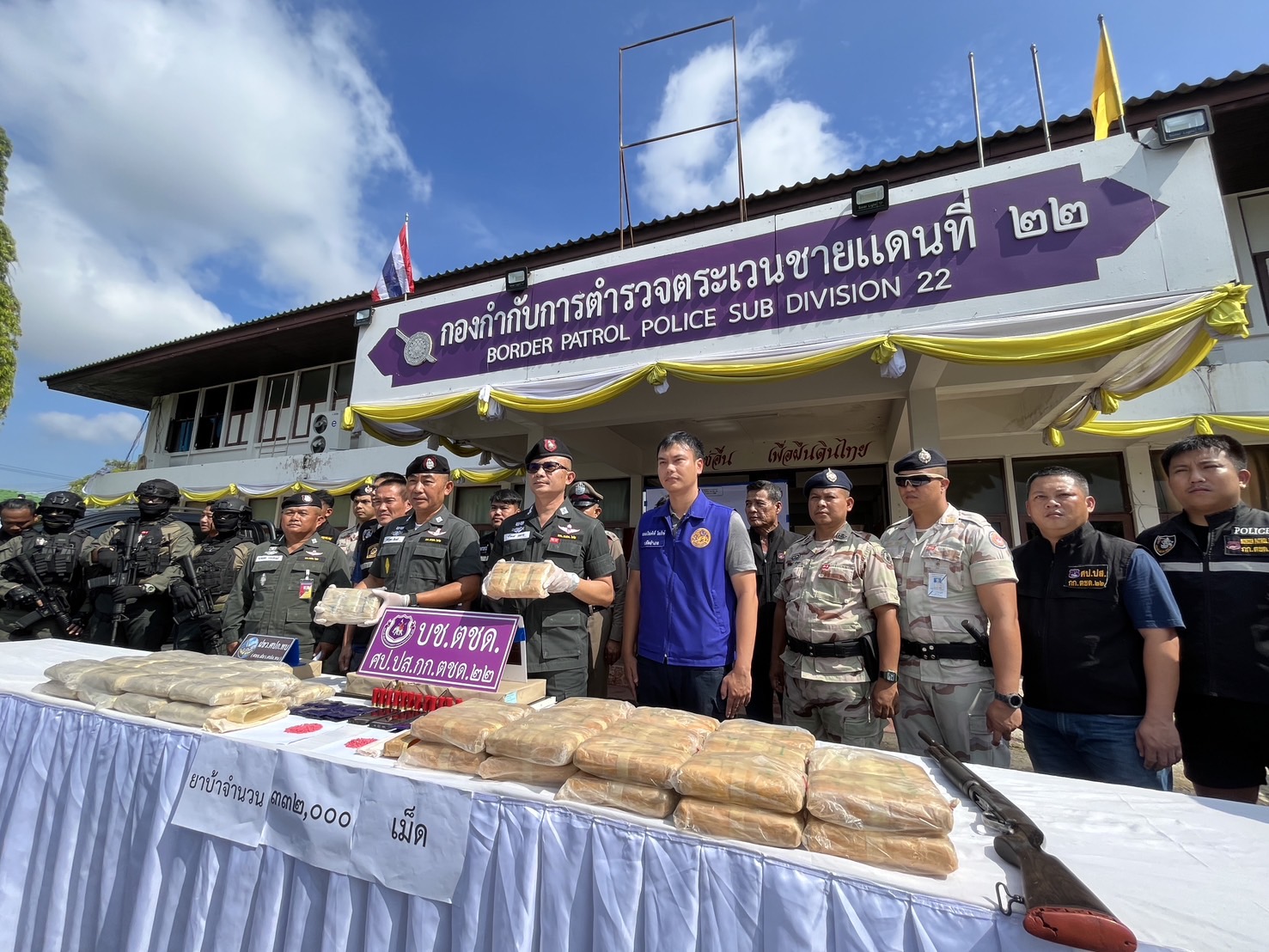 ตชด.22 กวาดล้างยาเสพติด จับระทึกกลางเมือง 2 เครือข่ายไทย-ลาว กว่า 3 แสนเม็ด ส่งขาย 5 จังหวัดอีสานใต้ 