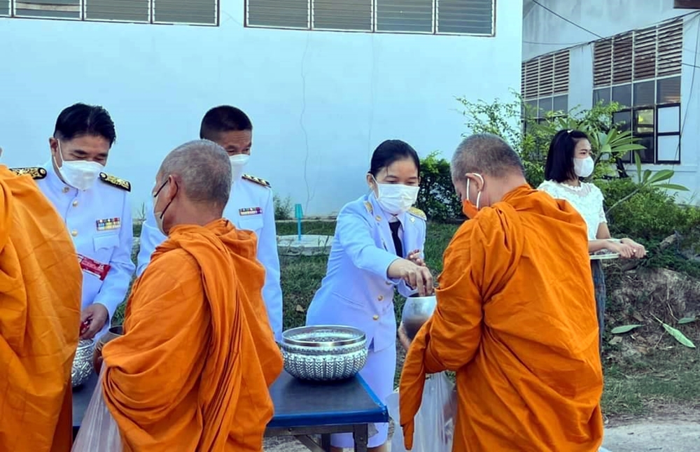 นอภ.ป่าติ้ว ร่วมพิธีทำบุญตักบาตรถวายเป็นพระราชกุศล