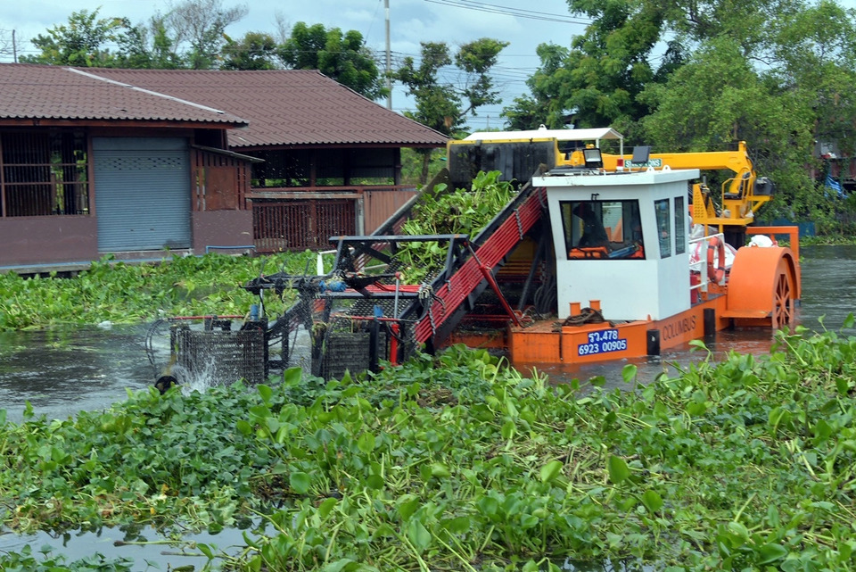 กรมชลฯ เปิดตัวเรือนวัตกรรมกำจัดผักตบชวา นำร่องคลองมหาสวัสดิ์ เพิ่มประสิทธิภาพระบายน้ำ