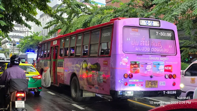 สลด! รถเมล์พุ่งชนหญิงวัย 64 ขณะข้ามถนน เสียชีวิต กลางถนนสุรวงศ์