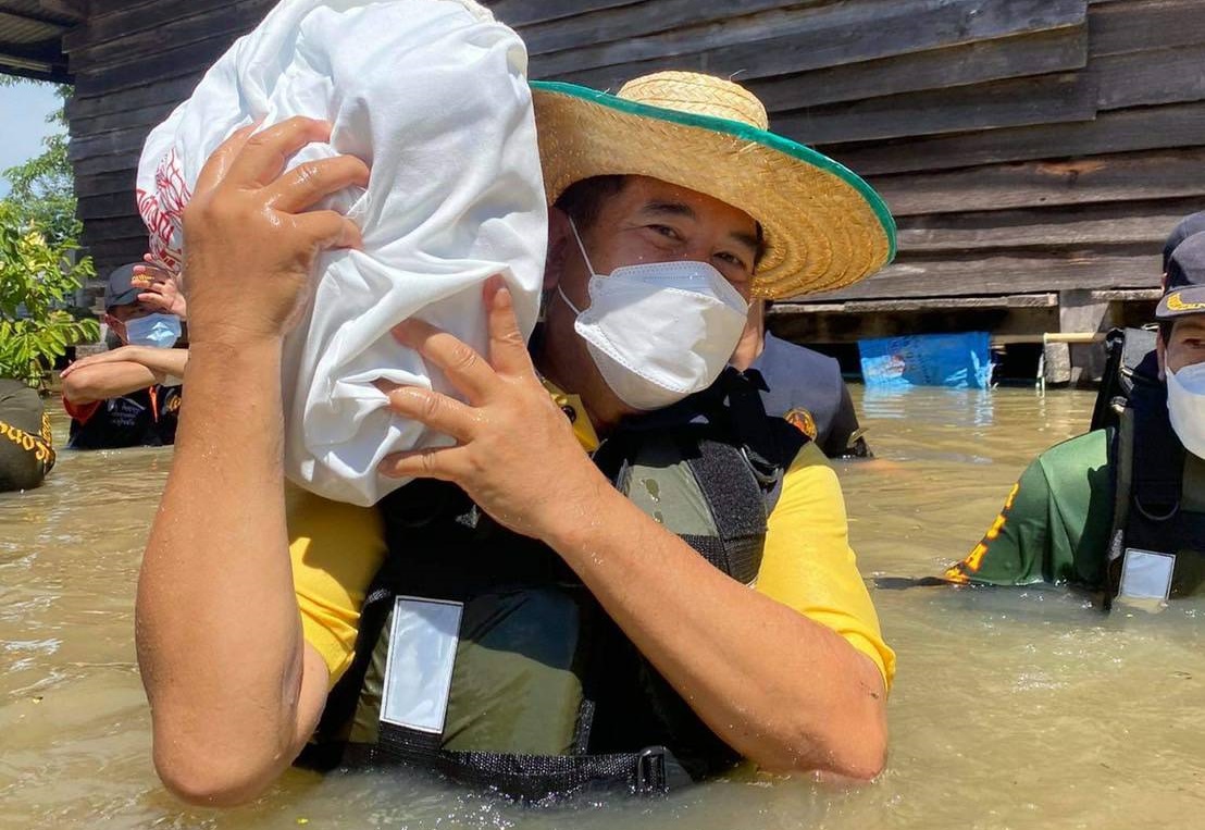นายก อบจ.สุโขทัย ลงพื้นที่ร่วมกับ "บิณฑ์ บรรลือฤทธิ์"  ช่วยเหลือปชช.ประสบภัยน้ำท่วม