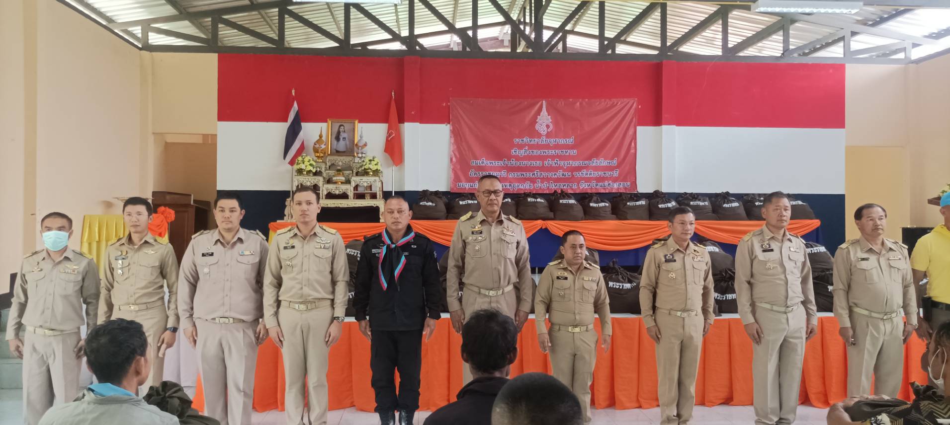 ราชวิทยาลัยจุฬาภรณ์นำสิ่งของพระราชทานเจ้าฟ้าจุฬาภรณวลัยลักษณ์ฯมอบให้ผู้ประสบเหตุอุทกภัยที่อำเภอสบเมย