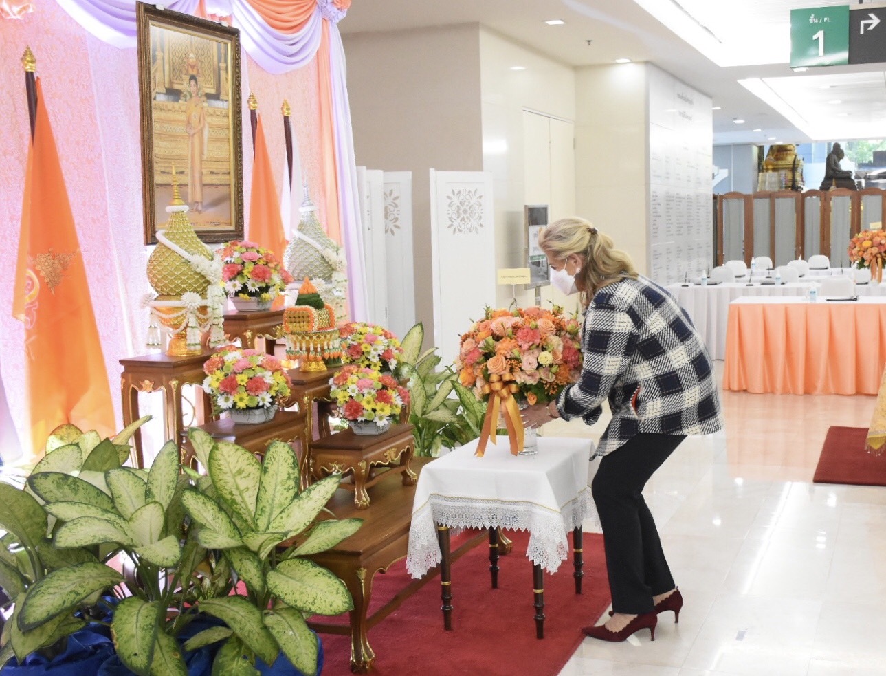 ‘เจ้าหญิงเลอา’ แห่งเบลเยียม เสด็จถวายแจกันดอกไม้-ลงพระนามเยี่ยม ‘เจ้าฟ้าพัชรกิติยาภาฯ’
