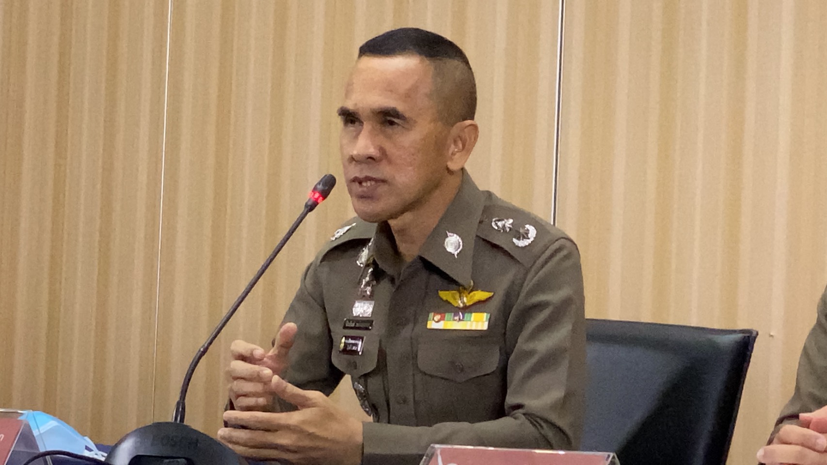 ตร.เก็บหลักฐาน"แก๊งทะลุแก๊ส" ขว้างประทัดยักษ์ชาวบ้านเจ็บ
