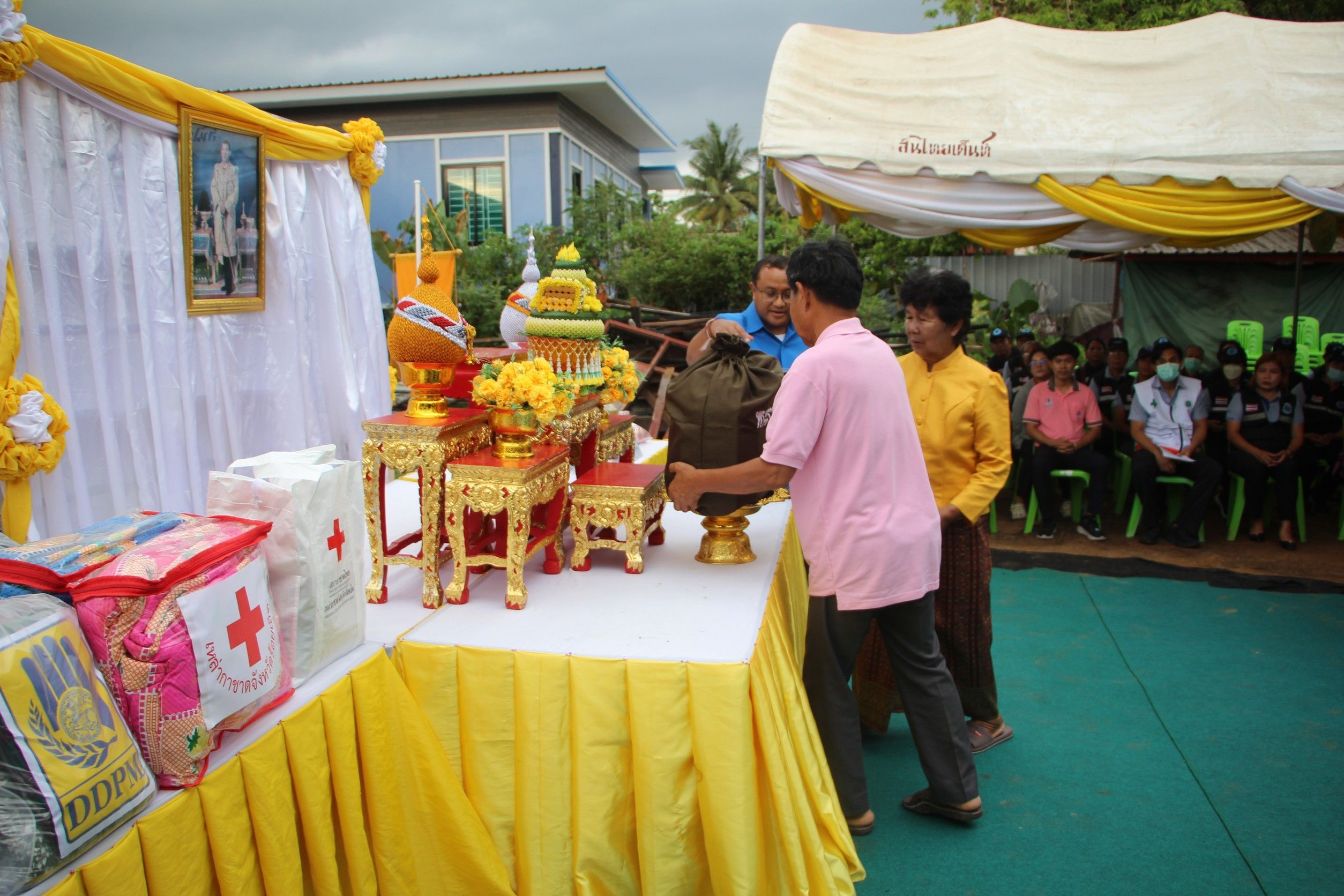 มูลนิธิราชประชานุเคราะห์ฯ เชิญสิ่งของพระราชทาน มอบให้ผู้ประสบอัคคีภัย ในพื้นที่อำเภอโพนทราย 