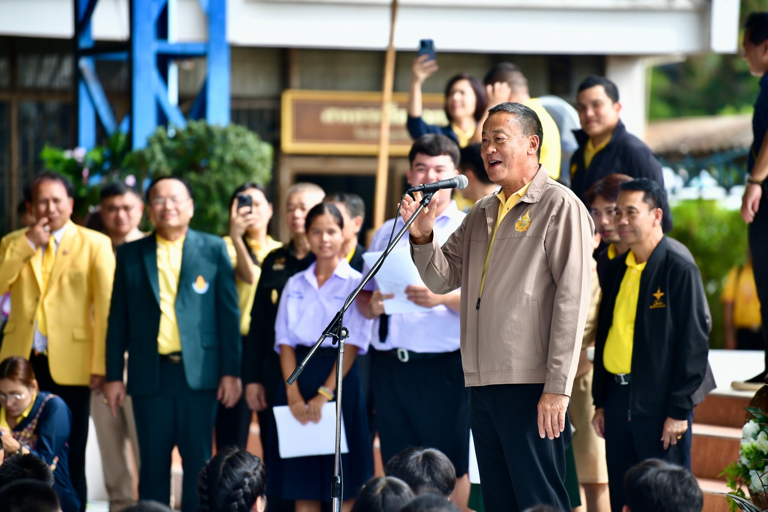 "เศรษฐา" แวะโรงเรียนอุดรพิชัยรักษ์พิทยา โชว์ชู้ตบาสเข้า 3 ลูก เด็กแห่กรี๊ดถ่ายรูปคึกคัก ขออนาคตชาติห่างไกลยาเสพติด
