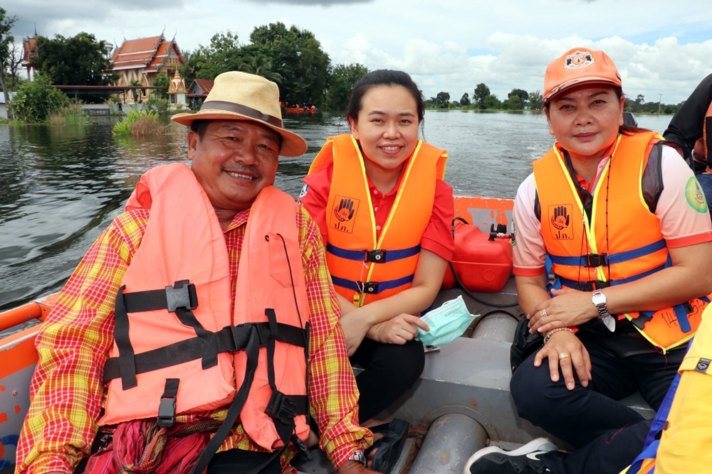"ไตรศุลี รองโฆษก รบ.-นายก อบจ.ศรีสะเกษ" ลุยช่วยราษฎรจากภัยน้ำท่วมหลายอำเภอ